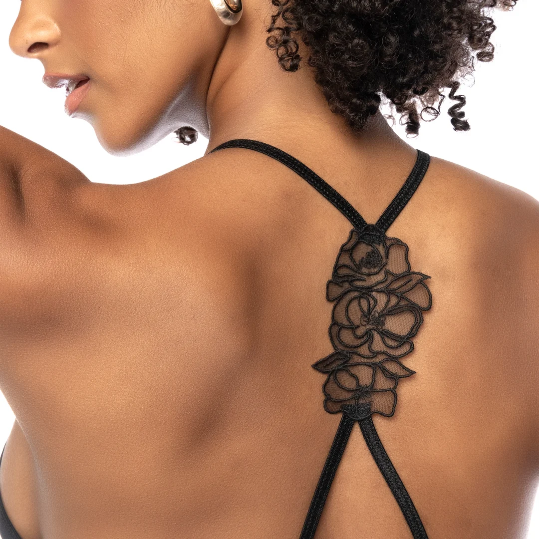 Ensemble de lingerie avec haut à bonnets ouverts et string sensuel pour séduire – LIN – Image 3